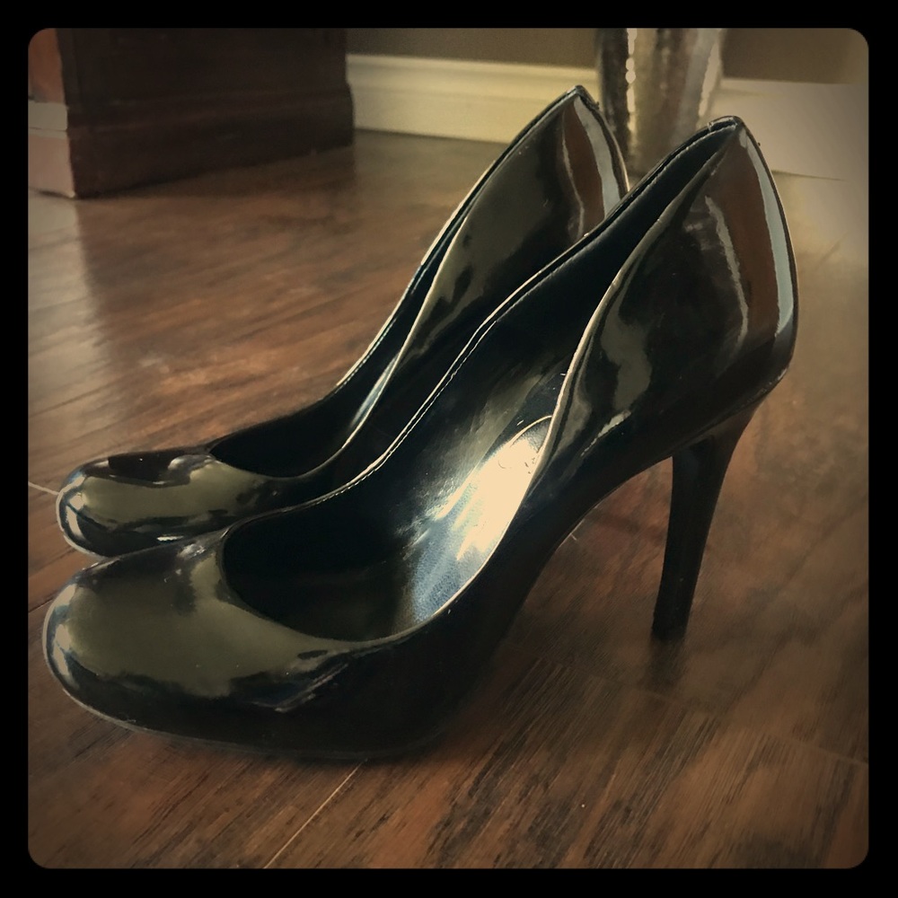 Black pumps